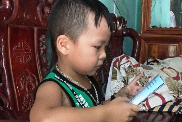Bé Bin chỉ 5 tuổi nhưng có thể đọc tiếng Anh lưu loát.    