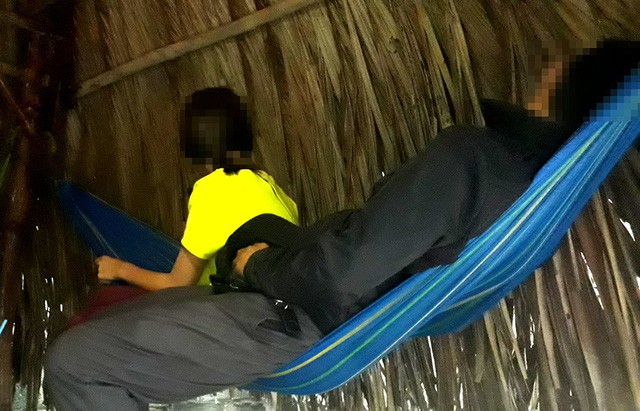 Thiếu nữ khi bị bán vào quán cà phê nhạy cảm bị ép tiếp khách.  