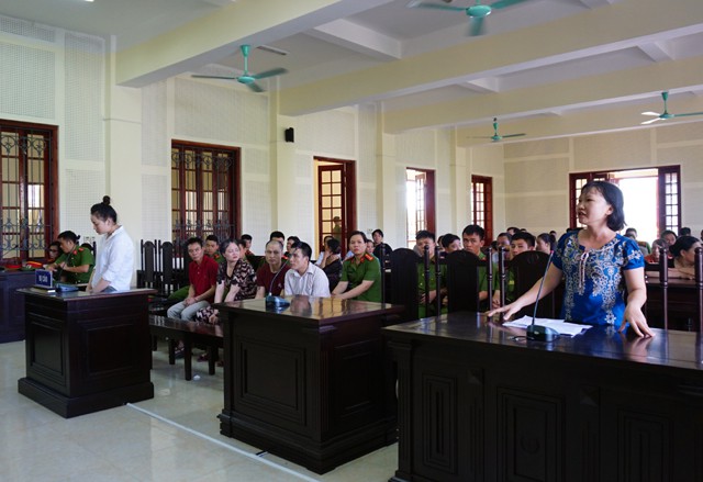 Đại diện hợp pháp của người bị hại (áo xanh) đề nghị tăng mức hình phạt về tội 