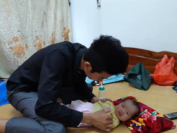 Vĩ lóng ngóng chăm con khi người vợ qua đời.    