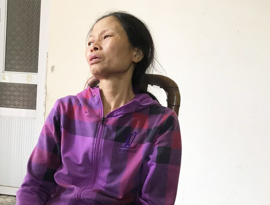 Bà Nguyễn Thị Nha (mẹ chị Hằng) khóc nghẹn.  