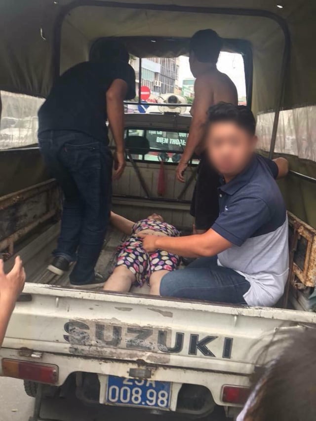 Lực lượng chức năng đưa người đi cấp cứu.  