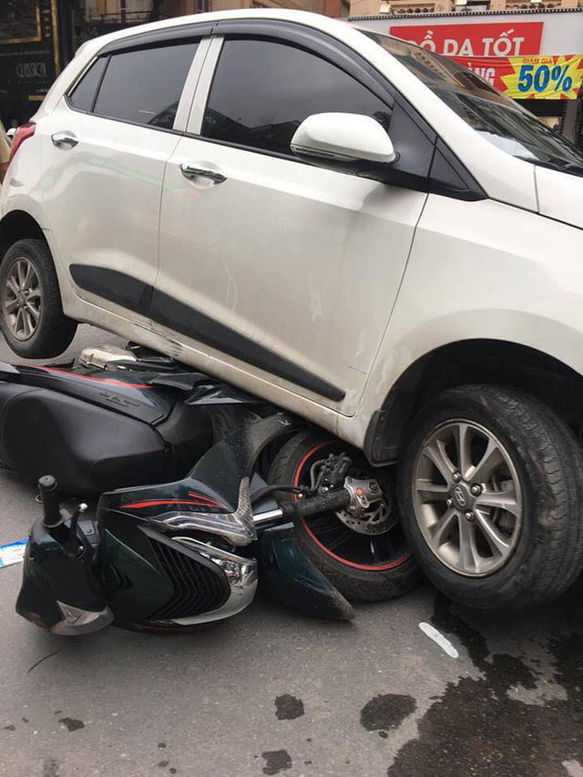 Chiếc xe Honda SH nằm dưới gầm xe ô tô 