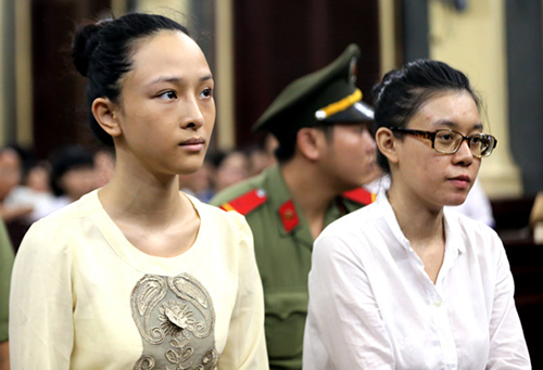 Phương Nga và Thuỳ Dung tại tòa hồi năm ngoái.   