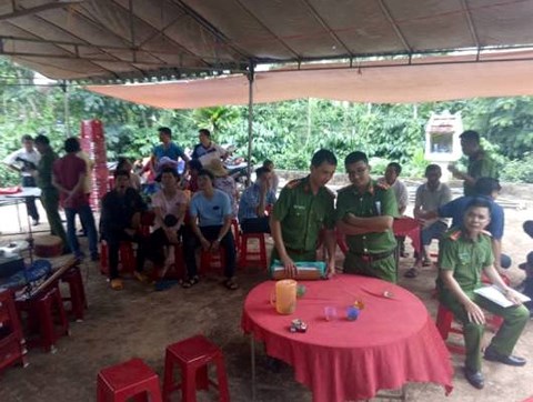 Lực lượng chức năng tỉnh Đắk Lắk đến làm việc tại căn nhà của 2 nạn nhân.  