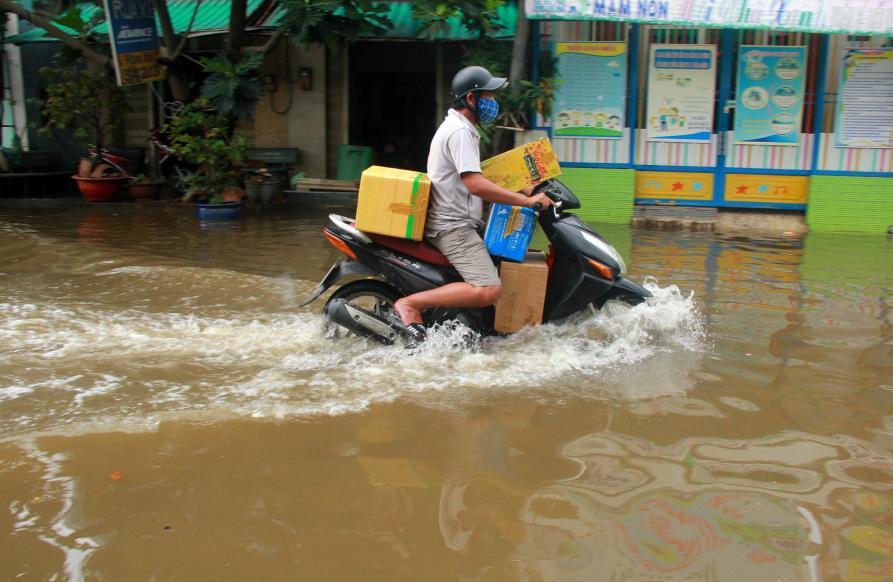 Hiện khu vực này mực nước vẫn ngập sâu từ 0,4-0,5 m. Hàng chục hộ dân nơi đây phải lội bì bõm trong nước mỗi khi ra khỏi nhà.  