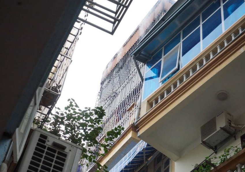 Theo nhận định của nhiều người khả năng gia chủ thắp hương trên tầng thượng rồi bị cháy.  