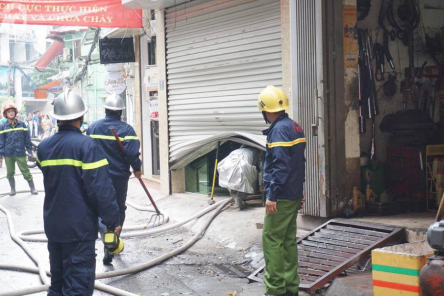 Lực lượng PCCC nhanh chóng triển khai công tác khống chế ngọn lửa.  