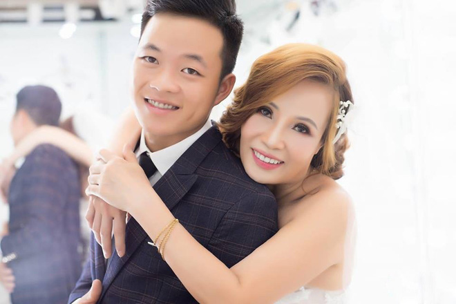Cặp đôi lệch tuổi hạnh phúc bên nhau.  