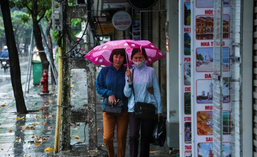 Mặc dù nhiệt độ này chưa phải quá thấp nhưng là đợt rét đầu mùa và mưa rải rác khiến người đi đường phải co ro vì lạnh.