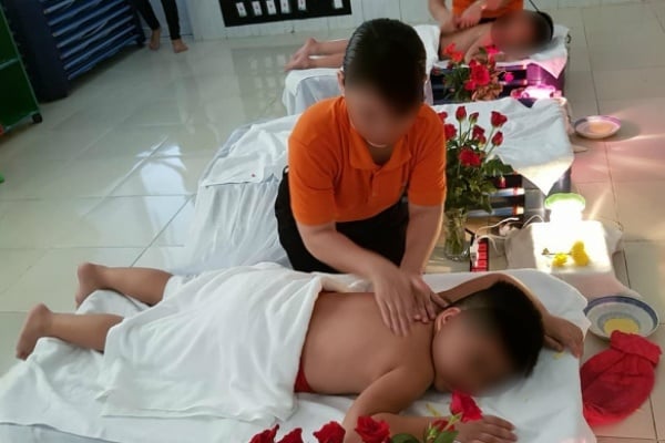 Cô giáo mầm non mát - xa cho trẻ như spa gây xôn xao, tranh cãi. 