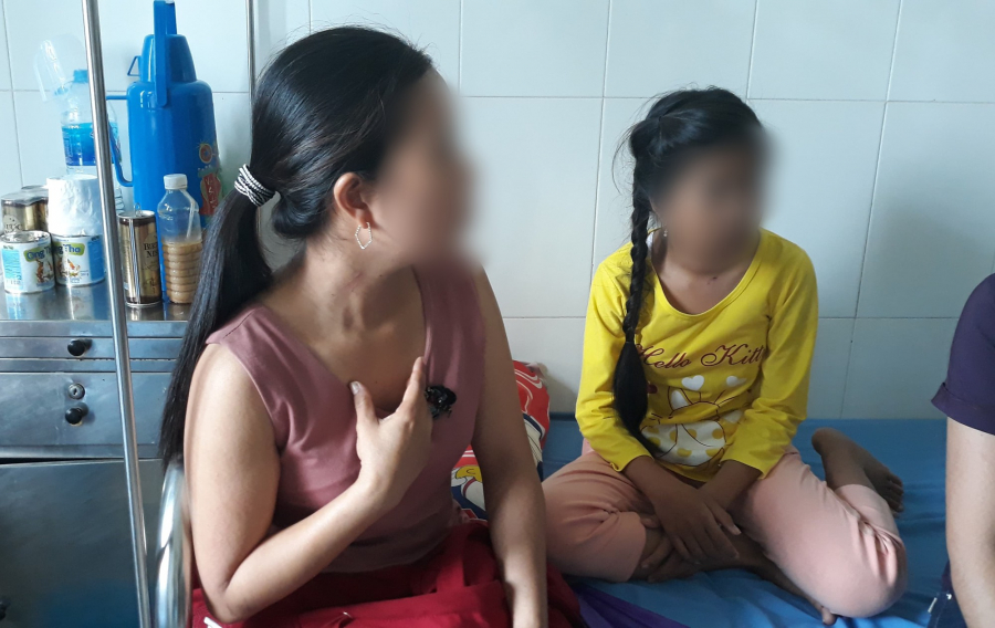Bé Hương, nạn nhân may mắn thoát chết (áo vàng) đang điều trị tại bệnh viện Châu Thành cho biết sự việc diễn ra quá nhanh    