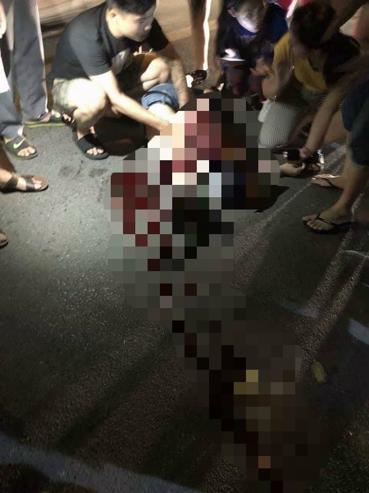 Người dân có mặt hiện trường đang sơ cứu cho cô gái trẻ.