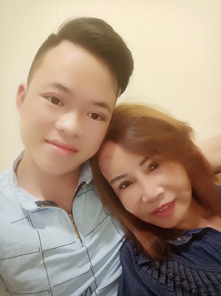 Lúc nào người chồng 26 tuổi cũng đồng hành cùng chị Thu Sao.  