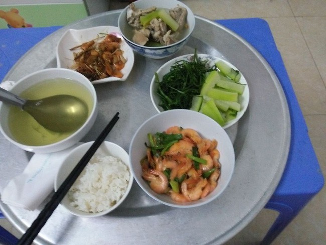 Mâm cơm cữ với món tôm chủ đạo khiến nhiều mẹ bỉm tranh cãi.  