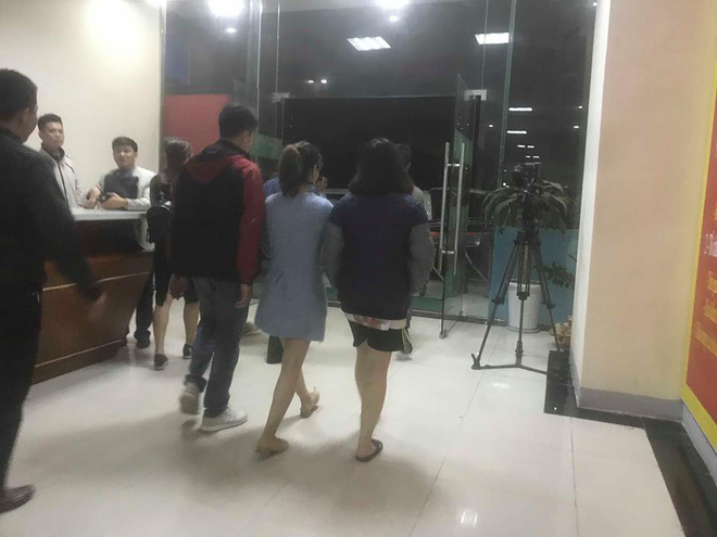 Một trong hai cô gái được đưa lên cơ quan công an, có một người là mẹ cháu bé.  