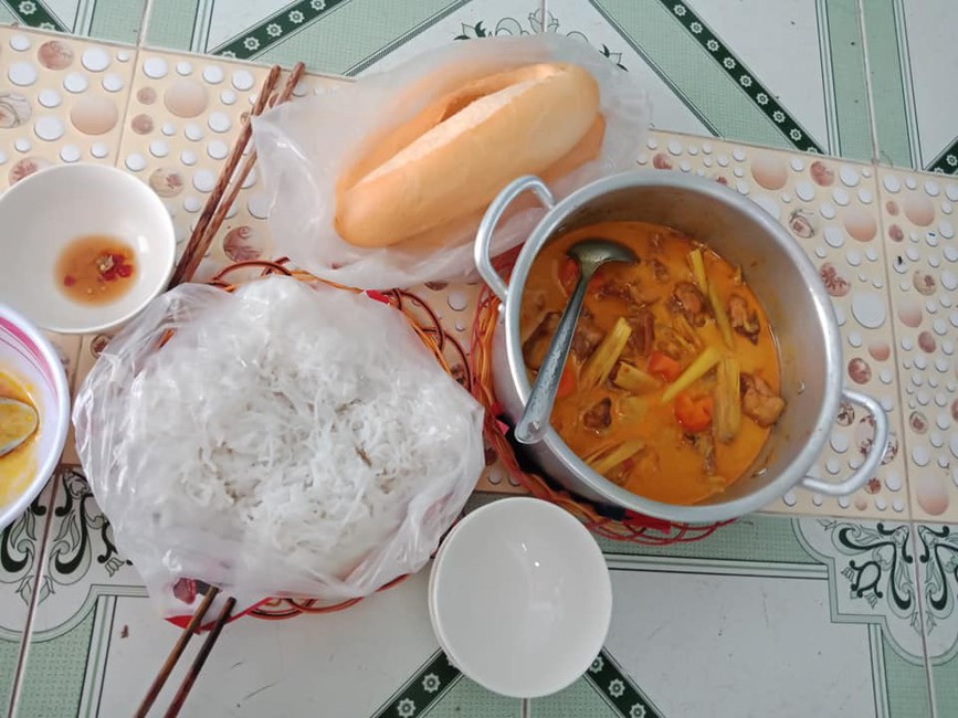 Bữa ăn được người vợ tỉ mỉ chuẩn bị để chiêu đãi chồng nhân dịp được nghỉ làm ngon lành là thế.  