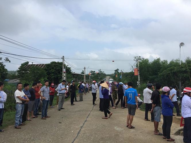 Rất đông người dân đến theo dõi  