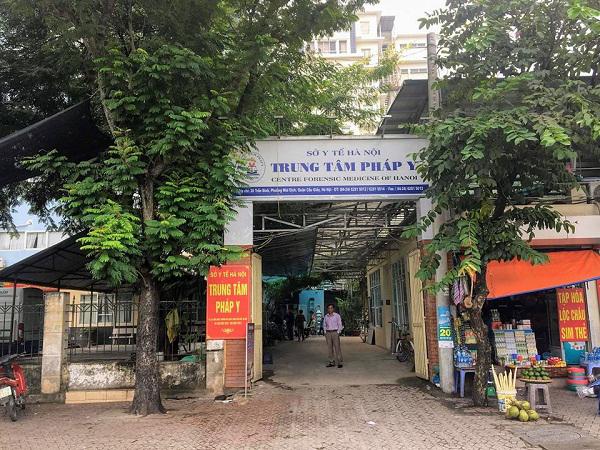 Gia đình đã đến TT Pháp Y để làm thủ tục nhận thi thể cháu bé.    