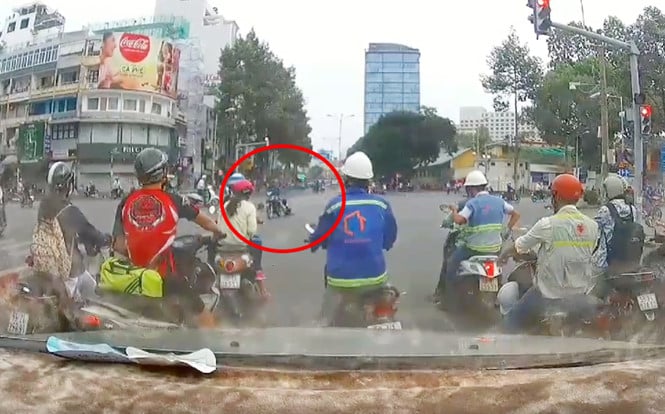Hình ảnh cô gái bị cướp giật túi xách, kéo lê trên đường