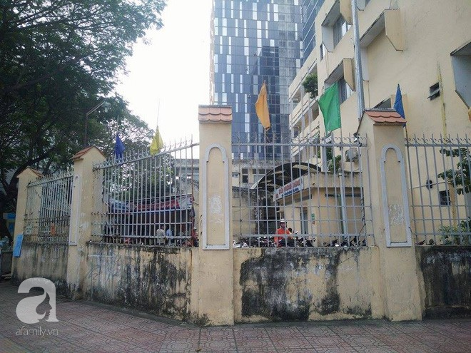 Bãi giữ xe bệnh viện nơi bé Y. bị xâm hại.