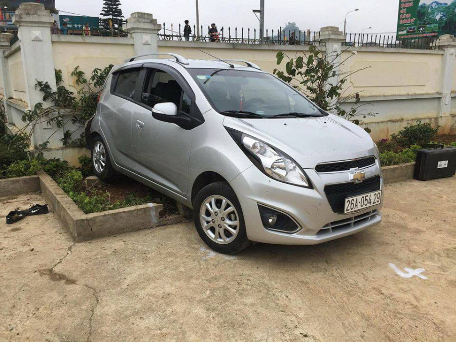 Chiếc xe 4 chỗ lùi thẳng vào tường trường học.