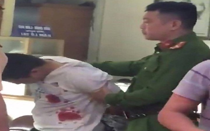 Người dân phối hợp lực lượng chức năng truy đuổi tóm gọn nghi phạm khi đối tượng đang chạy trốn trong khu vực Ngõ Chùa Nền (phường Láng Thượng, Đống Đa).