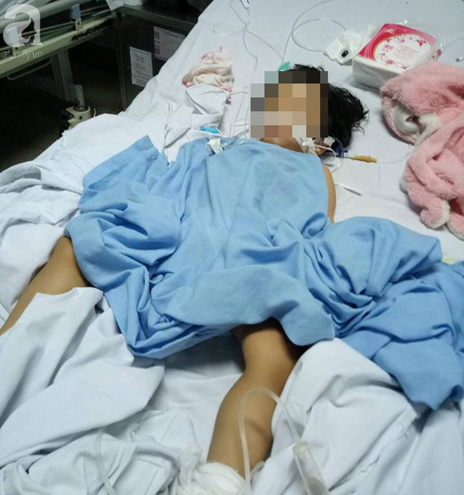 Bé nằm điều trị trong viện