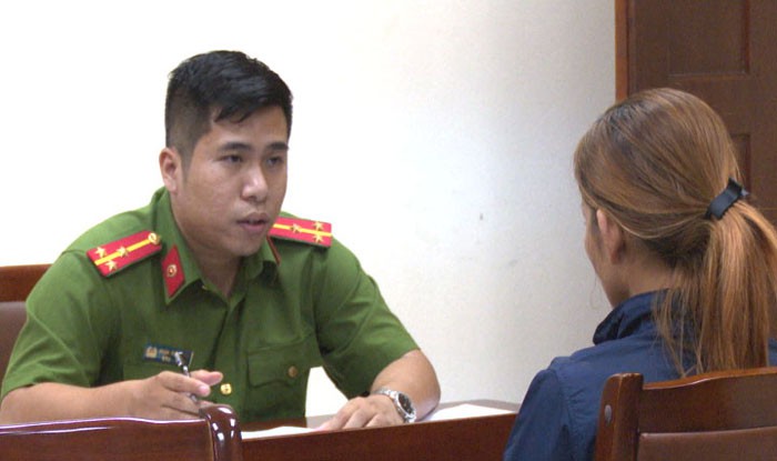 Cơ quan Công an lấy lời khai của 1 nạn nhân bị lừa bán.