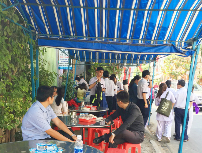 Mọi người lặng lẽ đến viếng  đám tang của cô giáo xấu số 