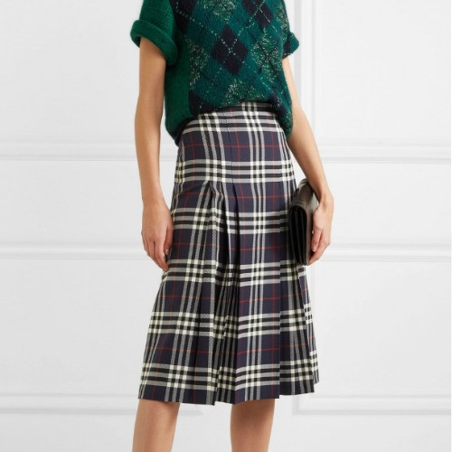 Áo dệt kim ca rô chéo và chân váy hoạ tiết ca rô đặc trưng của nhà Burberry vẫn luôn chiếm lĩnh xu thế.