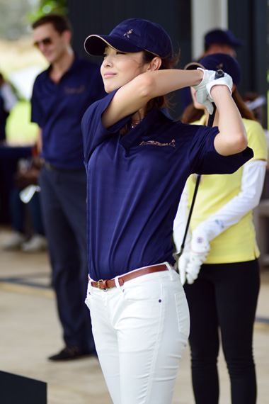 Chơi golf cũng là một bí quyết làm đẹp của hoa hậu.