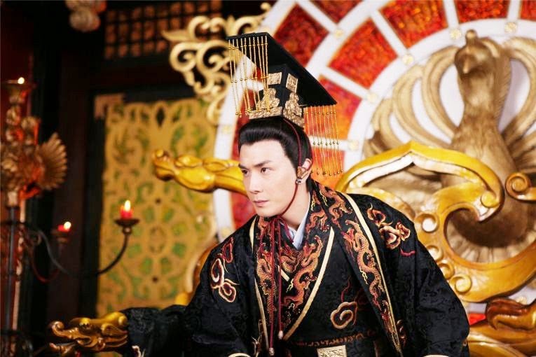 khach-thi-va-hoang-de1 phunutoday