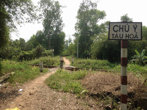 be-gai-12-tuoi-bi-tau-dam-tu-vong-khi-bang-qua-duong-sat-di-don-em-1-sharoncuneta.com