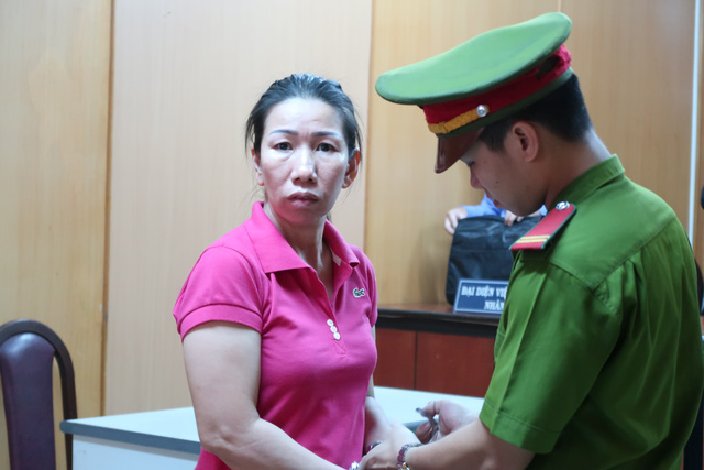 nguoi-giup-viec-rut-loi-coc-tien-trong-cop-xe-cua-ba-chu-2-sharoncuneta.com