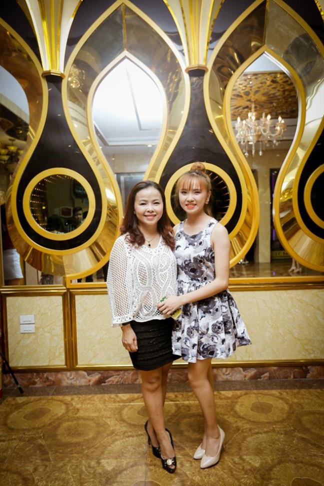 nhan-sac-cua-ba-me-tre-khien-dan-mang-roi-nuoc-mat-khi-hat-tang-con-gai-trong-ngay-cuoi-3-sharoncuneta.com