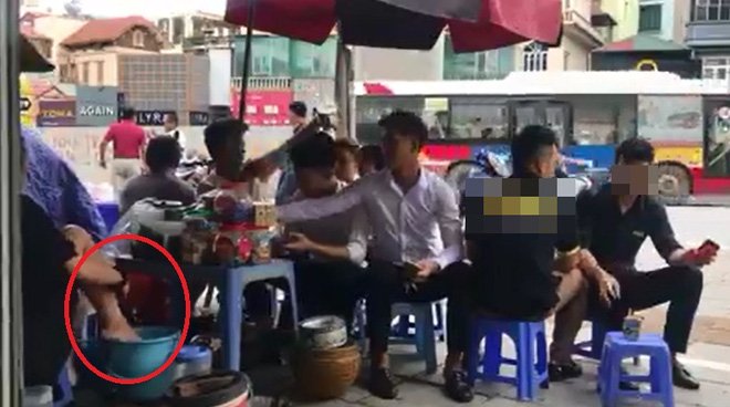 vu-co-gai-lay-nuoc-rua-chan-pha-tra-da-chu-nhan-video-bien-minh-do-la-viec-lam-nhan-van-1