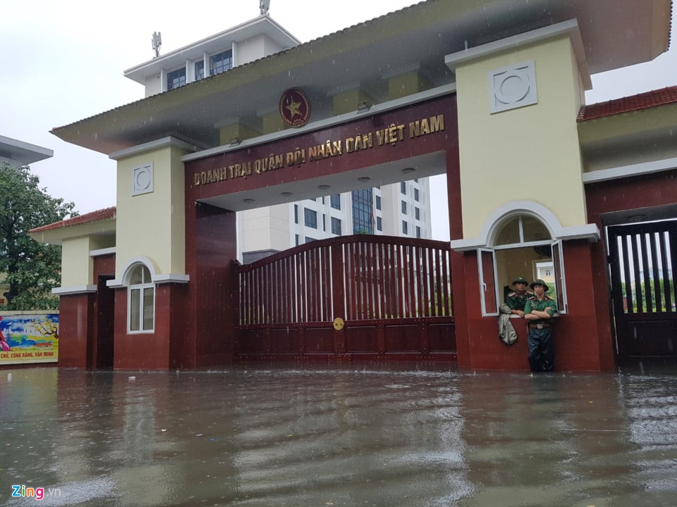 nhip-song-cua-nguoi-dan-quan-cau-giay-dao-lon-sau-tran-mua-bao-gay-ngap-duong-pho-2