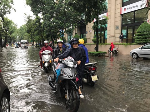 danh-sach-cac-tuyen-pho-co-nguy-co-ngap-lut-cao-khi-gap-mua-o-ha-noi-ai-cung-can-biet-de-tranh-1