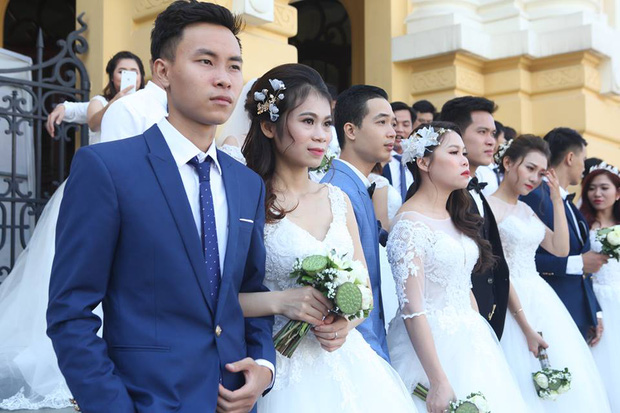 40-cap-uyen-uong-dai-nao-ho-guom-cung-nhau-chup-anh-cuoi-tap-the-2