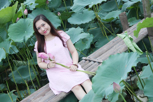 ngan-ngo-ngam-ve-dep-diu-dang-cua-me-bau-ben-hoa-sen-9