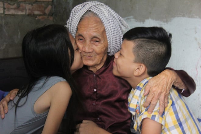cam-phuc-truoc-nguoi-ba-nuoi-tan-20-dua-chau-den-tuoi-gan-dat-xa-troi-con-nuoi-them-2-chat-ngoai-mo-coi-3