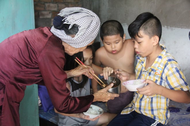 cam-phuc-truoc-nguoi-ba-nuoi-tan-20-dua-chau-den-tuoi-gan-dat-xa-troi-con-nuoi-them-2-chat-ngoai-mo-coi-4