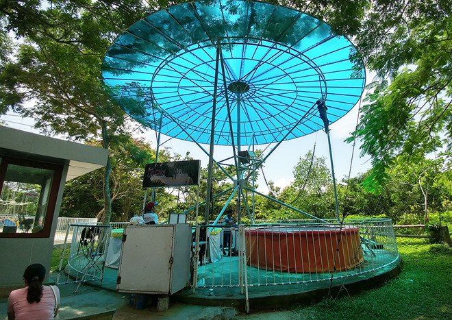 nu-du-khach-vang-tu-tren-cao-xuong-dat-bat-tinh-vi-dut-cap-tro-choi-sieu-nhun-1