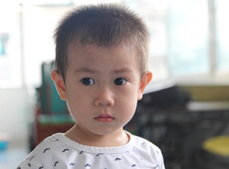 be-trai-nghi-bi-bo-roi-o-trung-tam-sai-gon-xuat-hien-nguoi-dan-ong-nhan-la-cha-ruot-va-xin-don-be-2