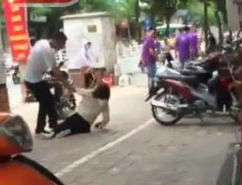 ha-noi-co-gai-bi-ban-trai-danh-ngat-xiu-tren-pho-giua-troi-nang-1