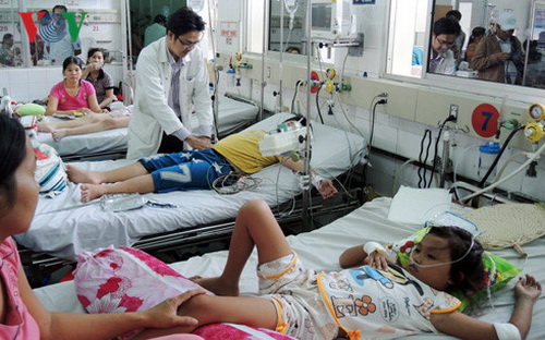 hai-tre-nho-nguy-kich-vi-sot-xuat-huyet-3