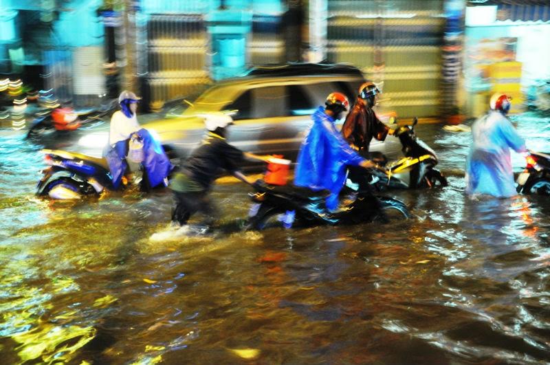 thoi-tiet-bat-thuong-bac-bo-mua-lon-dien-rong-ha-noi-co-nguy-co-ngap-lut-cao