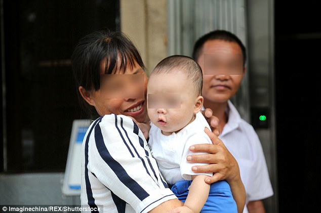 be-trai-5-thang-tuoi-bi-ban-qua-tay-13-nguoi-trong-vong-3-thang-ai-cung-soc-khi-biet-hung-thu-4