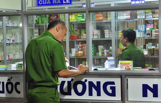 vu-nu-chu-tiem-thuoc-tay-bi-dam-chet-nguoi-me-tre-ra-di-bo-lai-hai-dua-tre-khat-sua-1